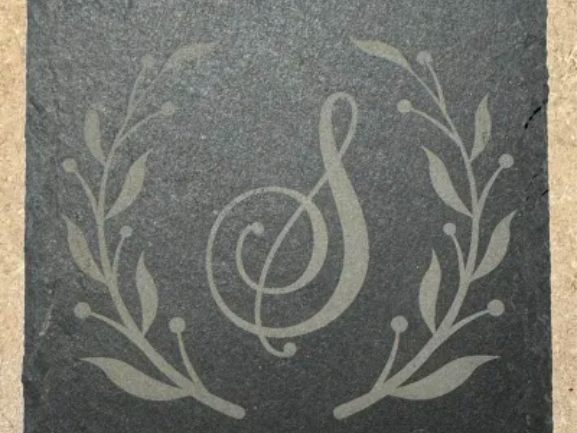 Dessous de verre en ardoise monogrammés, gravés avec des initiales