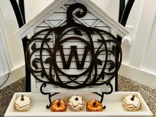 Décoration de porte monogramme en forme de citrouille pour l'automne