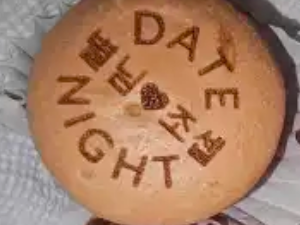 Idea regalo per la fidanzata: macaron francese inciso con la scritta «Date Night»
