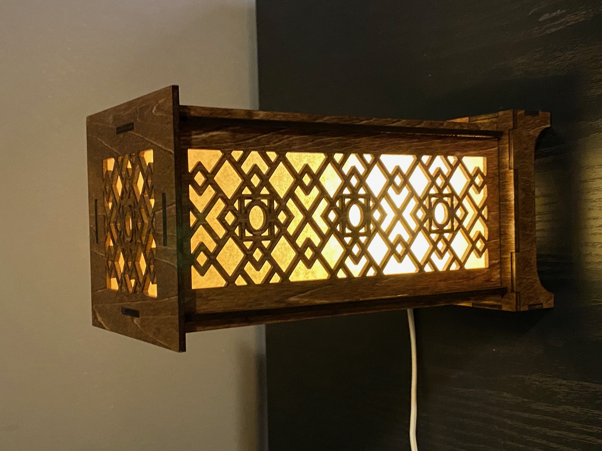 Lampe de table en bois à lamelles, idée de lampe en bois et déco lumineuse