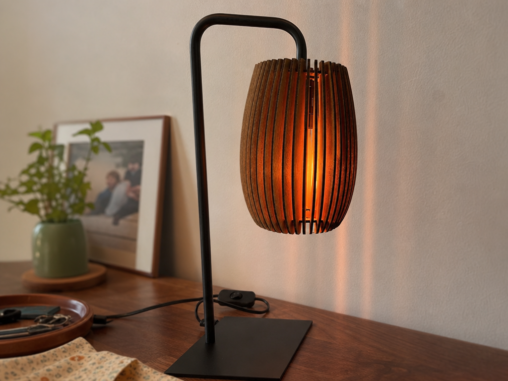 Abat-jour de suspension moderne en bois à lamelles, idée de lampe en bois et déco lumineuse