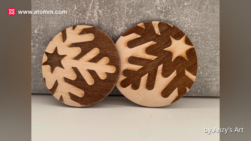 Untersetzer graviert mit einem Schneeflocken-Design