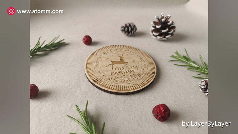 Holz-Feiertagsuntersetzer graviert mit einem Rentier und dem Schriftzug Merry Christmas