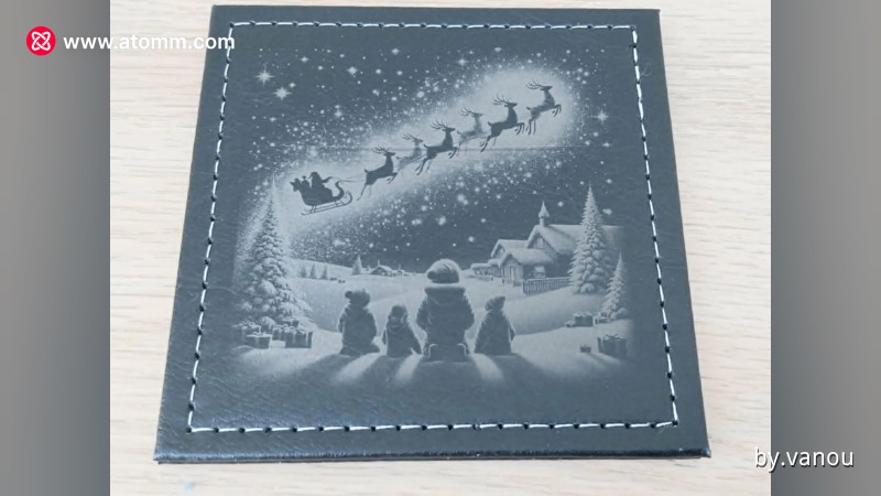 Leder-Untersetzer graviert mit einem Santa-Schlitten-Design
