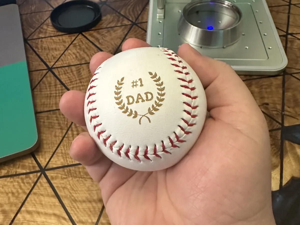 Pelota de béisbol con un diseño grabado en el panel de cuero entre las costuras