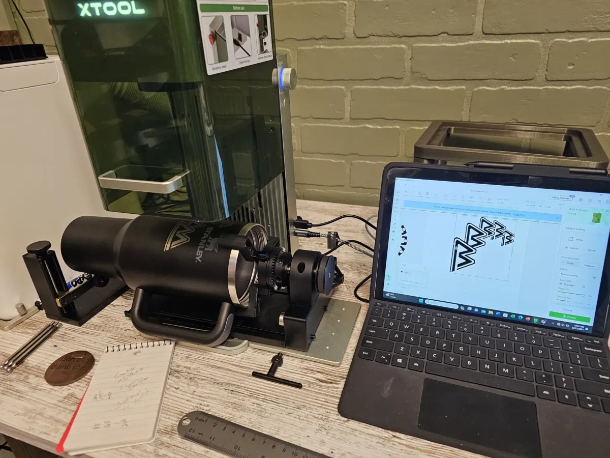 Tazze di Natale con effetto opaco e design festivo inciso al laser