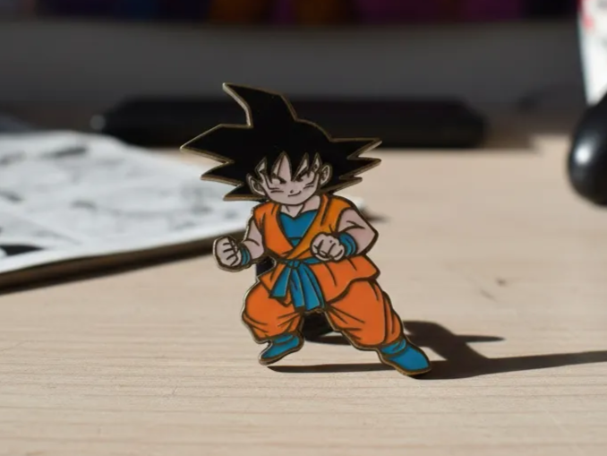 木製の孫悟空の顔をオレンジと青で塗装したキーチェーン、ドラゴンボールアクセサリー