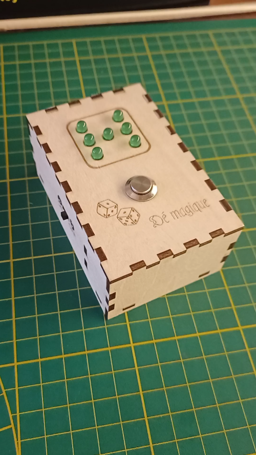 [Laser cut and engrave] Boîtier électronique Dé magique avec affichage LED