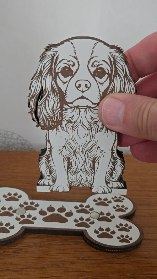 [Laser cut and engrave] Statuette de chien Cavalier King Charles sur socle en forme d'os