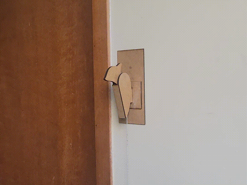 Pájaro carpintero de madera con mecanismo de cuerda para pared