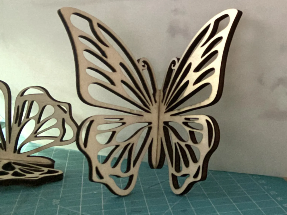 Belles décorations en bois en forme de papillon avec découpes complexes