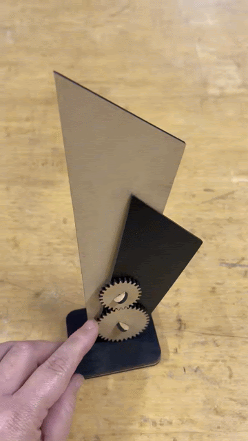 [Laser cut and engrave] 歯車の装飾が施されたTech Future Awardの受賞トロフィー