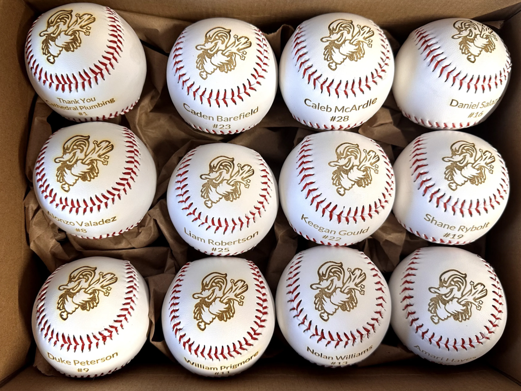 Varias pelotas de béisbol con diseños grabados personalizados
