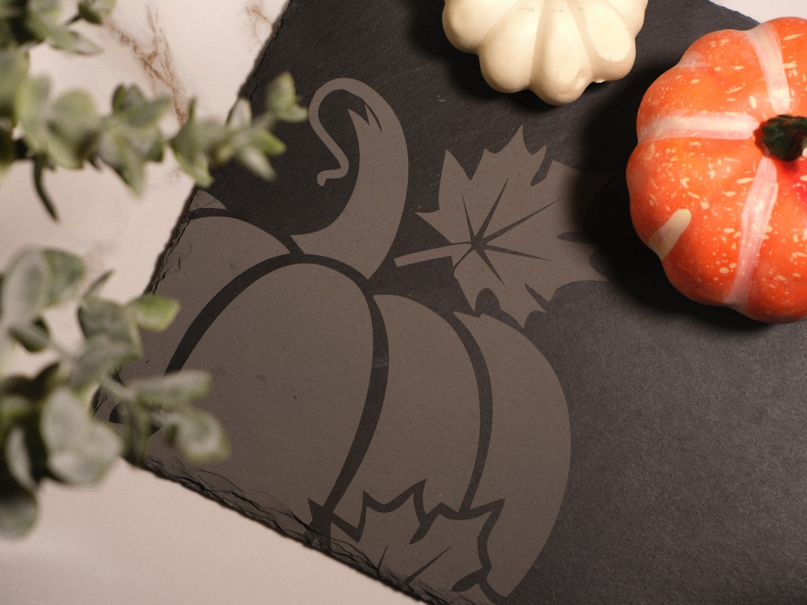 Design di tagliere in ardesia per salumi a tema zucca autunnale - vero progetto zucca Atomm
