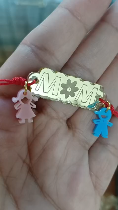 [Laser cut and engrave] Pulsera de hilo rojo con placa de madera personalizada para mamá