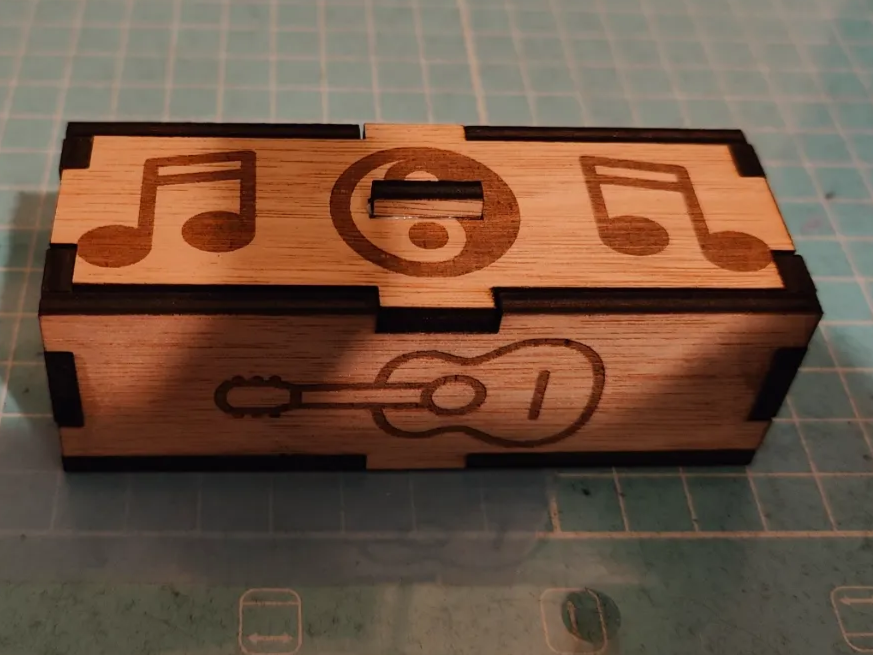 Scatola a Tema Musicale con Chitarra e Note idea di carillon tagliato al laser