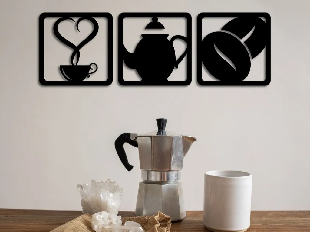 Set seni dinding bertema kopi dengan cangkir, teko dan biji kopi