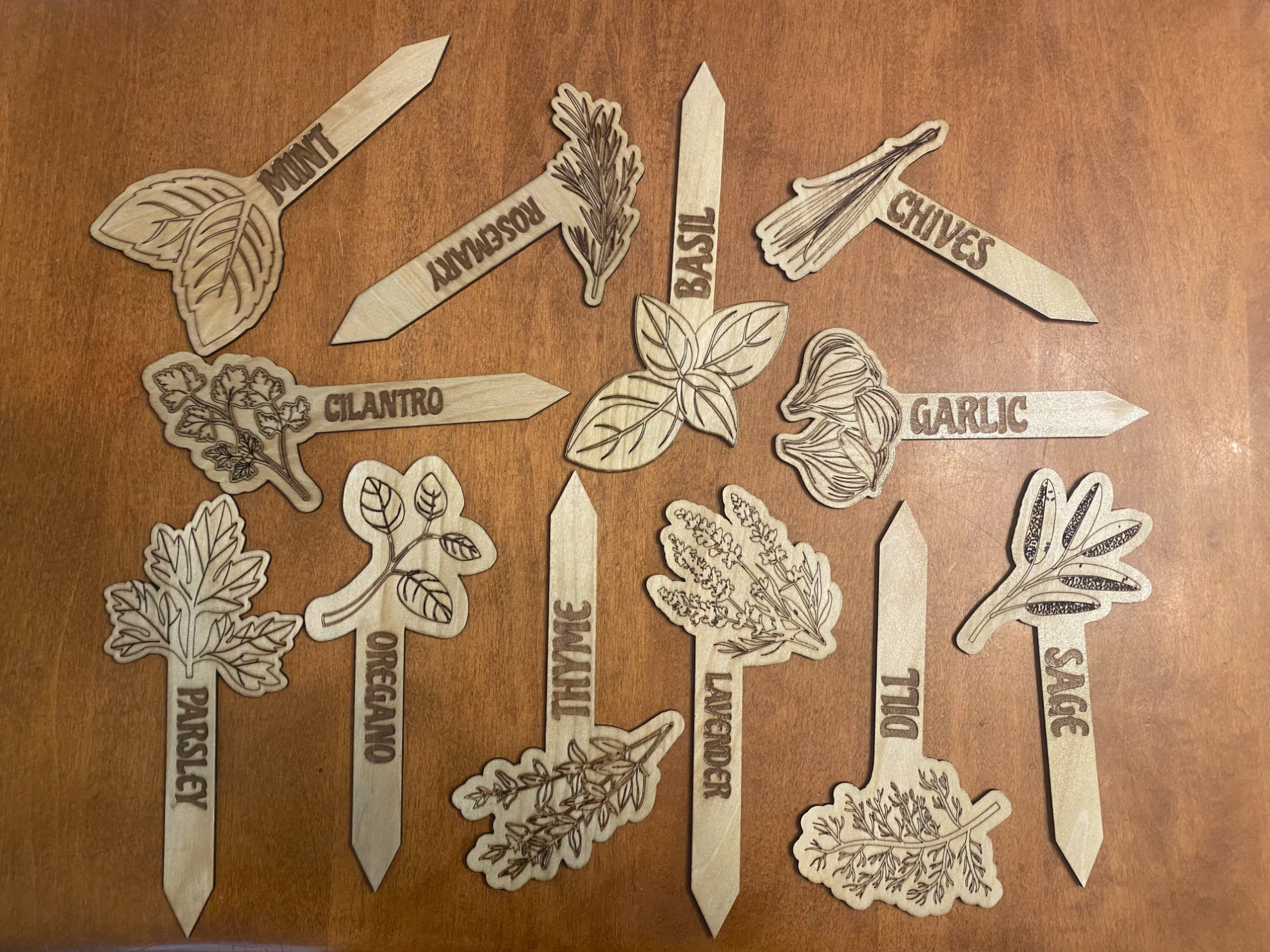 Kräutergarten-Markierungen aus Holz mit botanischen Illustrationen