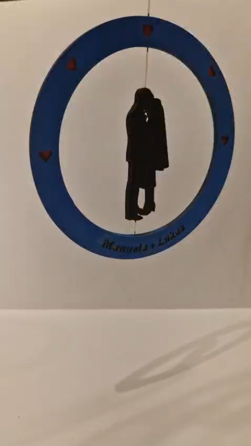 [Laser cut and engrave] Blauer Wandring mit Brautpaar Silhouette und Namen Manuela und Lukas