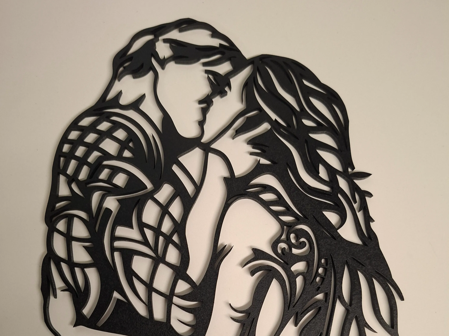 Arte da parete silhouette nera di coppia abbracciata, idea tagliata al laser