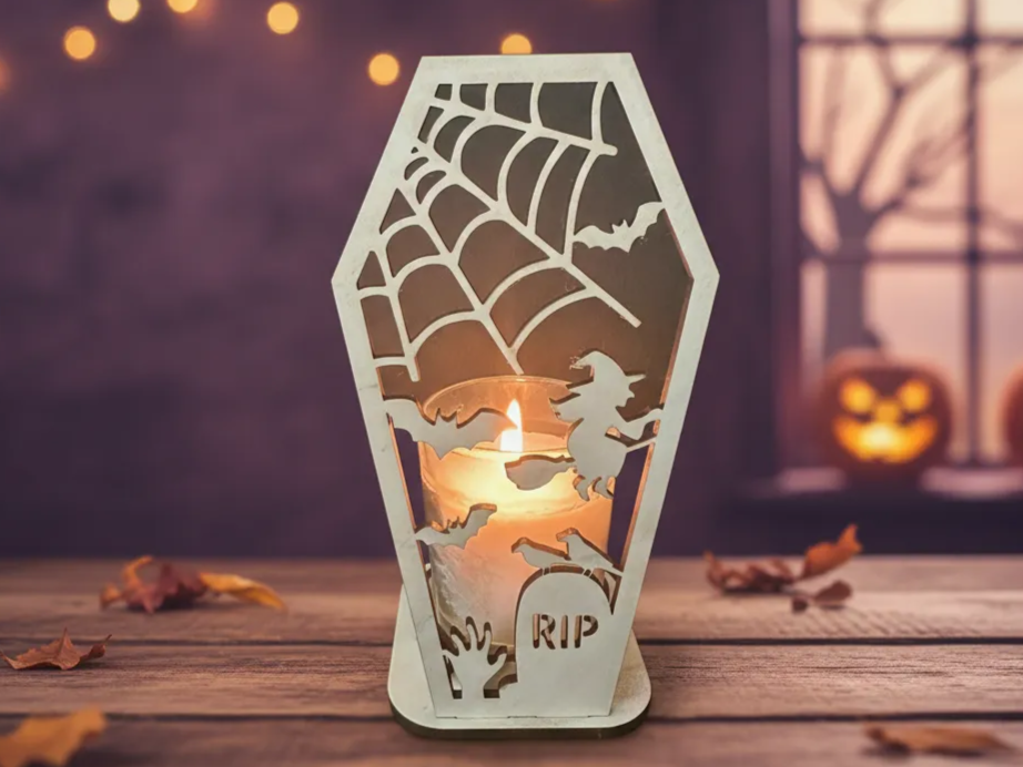 Świecznik w kształcie trumny z pajęczyną i czarownicą, pomysł na dekorację Halloween