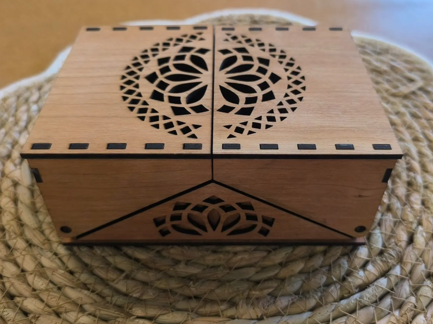 花柄の空洞デザインの木製収納ボックス