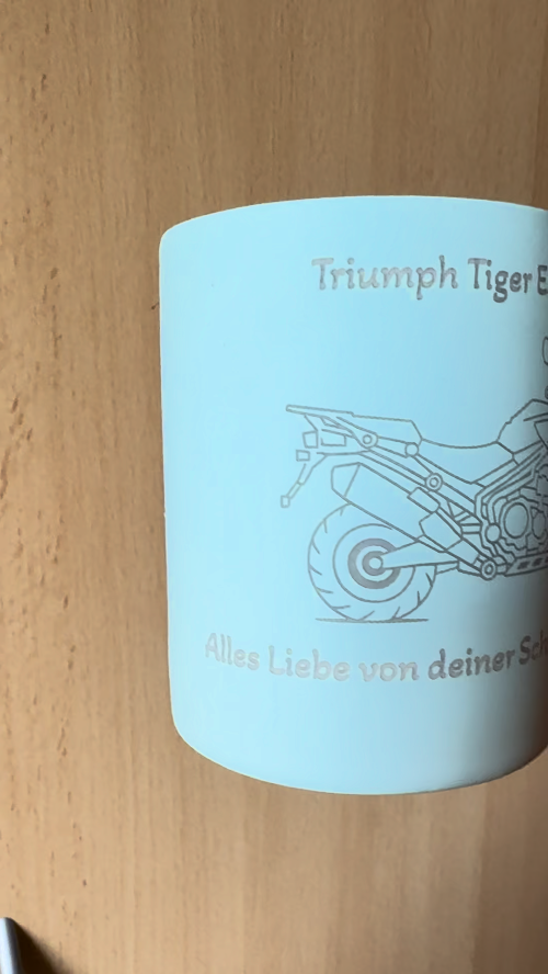 [Laser cut and engrave] Hellblaue Tasse mit Triumph Tiger Explorer Motorrad Motiv