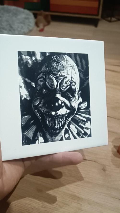 [Laser cut and engrave] Kafelka ceramiczna z grafiką przerażającego klauna