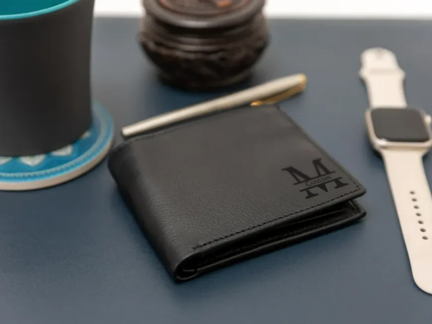 Portefeuille en cuir avec un monogramme gravé au laser