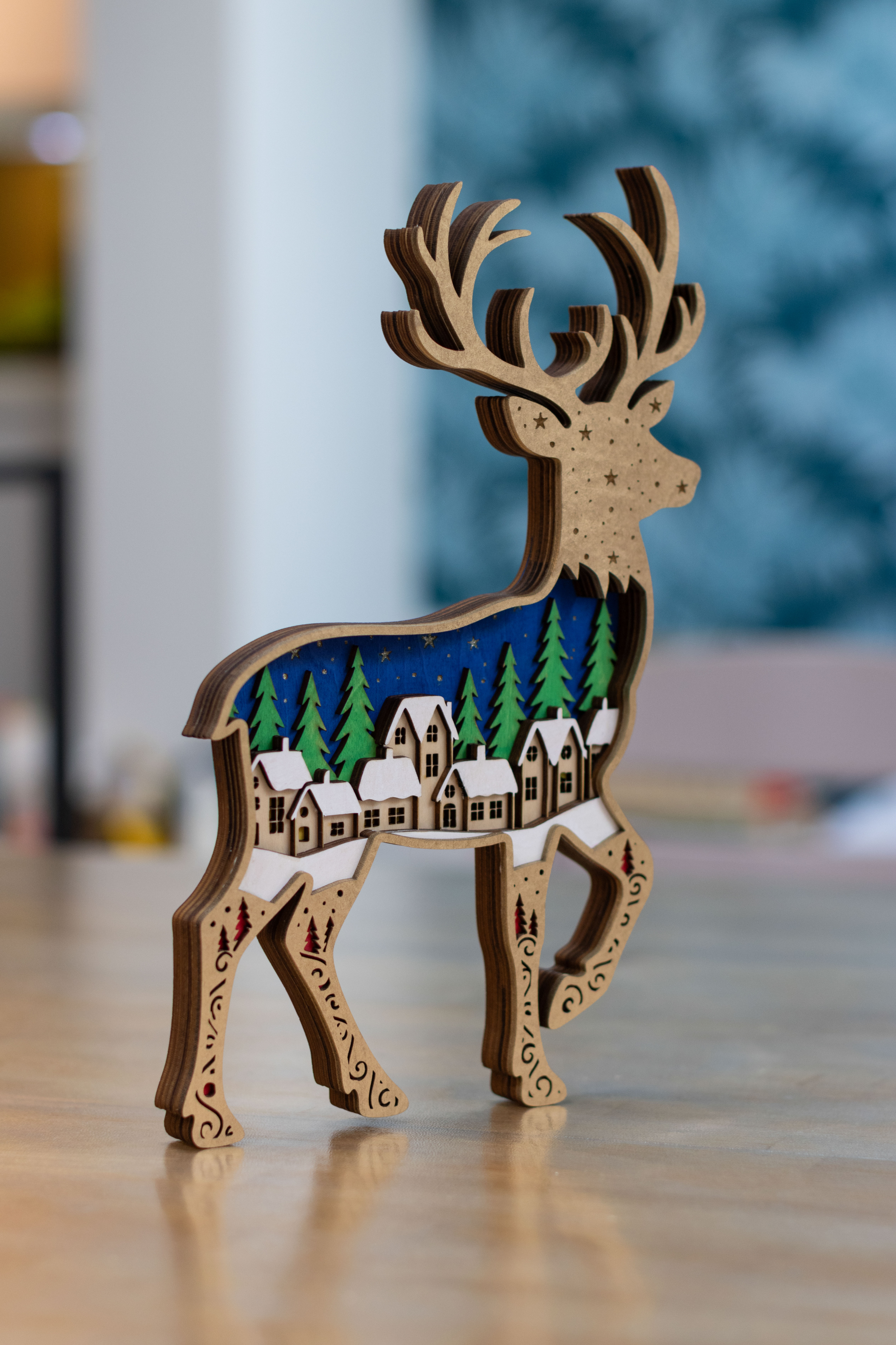 村のシーンがある多層レーザー切断木製トナカイのクリスマス ornament