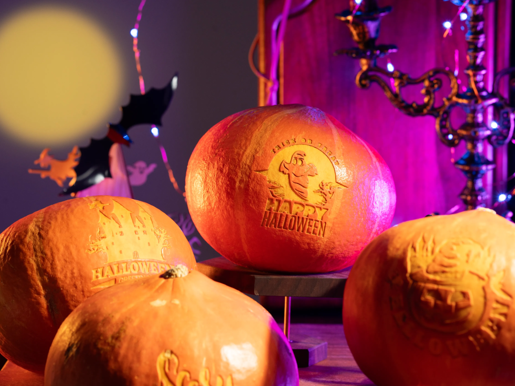 Zucche di Halloween con intagli e decorazioni 'Happy Halloween' - vero progetto zucca Atomm