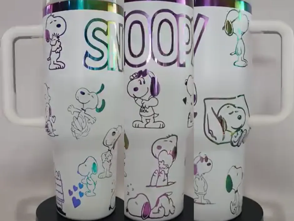 Tazza Snoopty character da 40oz con design inciso a piastrelle arcobaleno