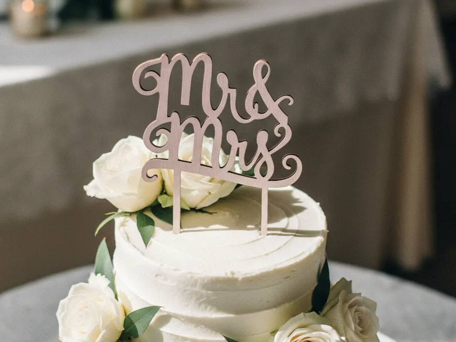 Dřevěný topper Mr & Mrs na svatební dort s růžemi, řezání laserem, svatební design pro řezání laserem