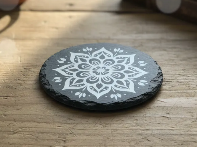Runder Schiefer-Untersetzer mit weißer Mandala-Gravur