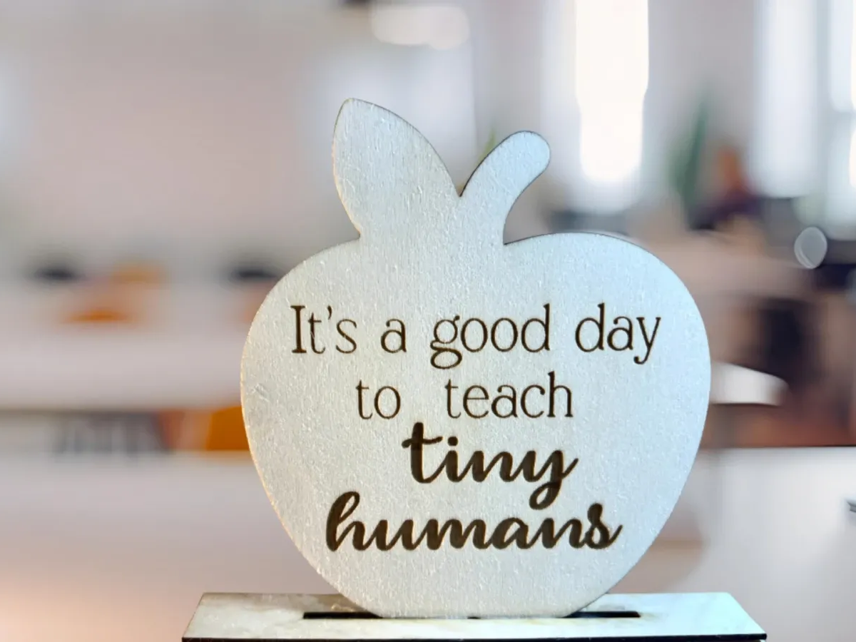 Настільна табличка з написом «it's a good day to teach tiny humans»