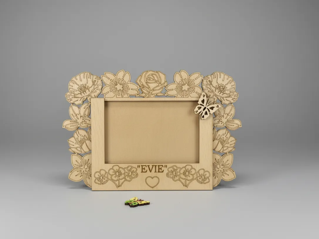 Cadre photo floral en bois découpé au laser avec gravure de papillon et de prénom idée de cadeau d'anniversaire pour sa femme
