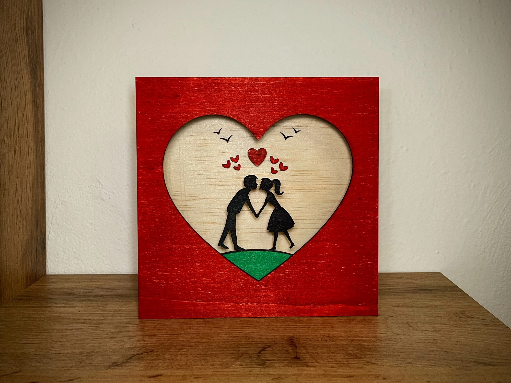 Cornice a cuore coppia che si bacia, idea di silhouette tagliata al laser