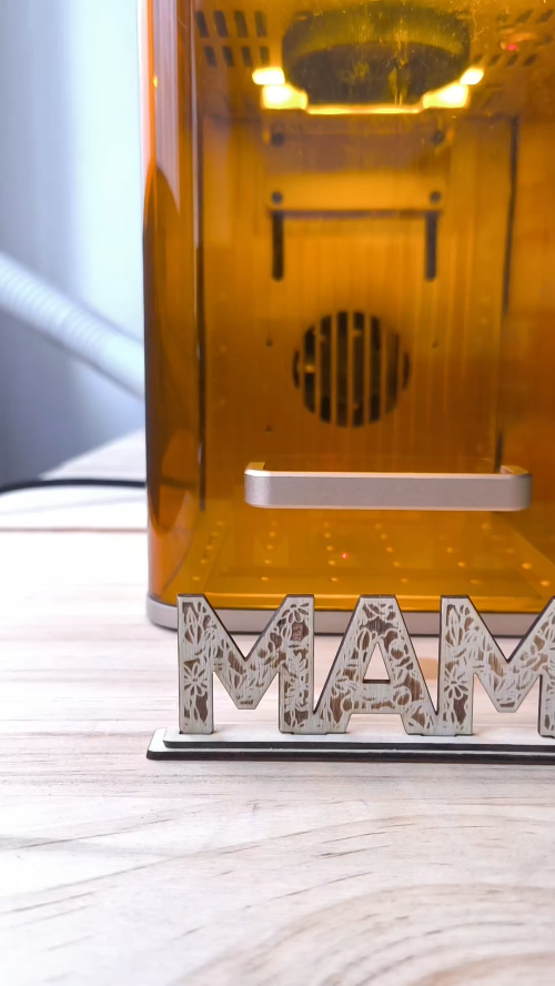 [Laser cut and engrave] Letrero de madera con la palabra mamá y motivos florales