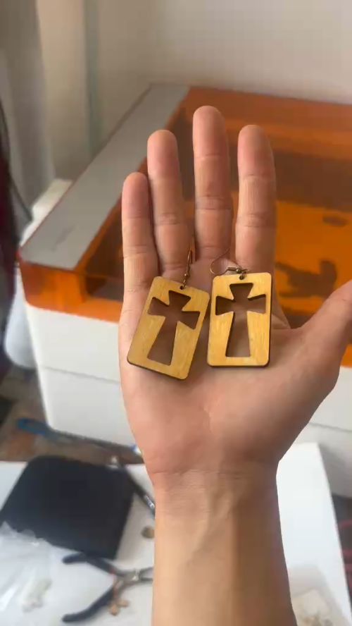 [Laser cut and engrave] Đôi bông tai gỗ hình thánh giá