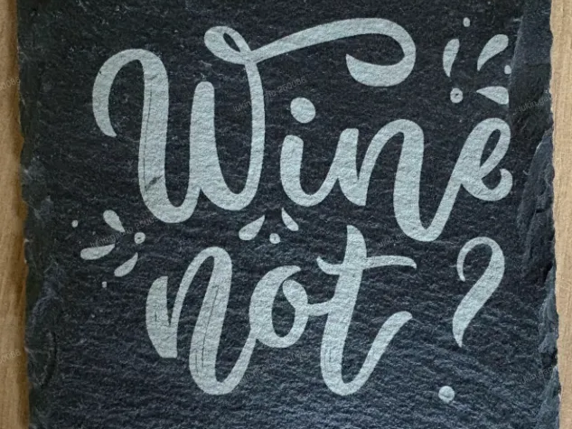 Dessous-de-verre rond en ardoise gravé d'un verre à vin et du jeu de mots wine not