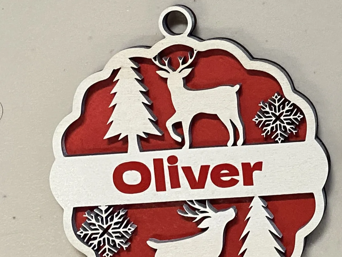 Personaliziran božični okrasek z jelenom in snežinkami – Oliver (VEČSLOJNO) – personalizirana zasnova božičnega okraska