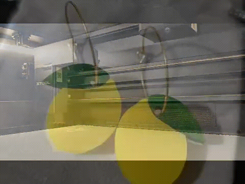 Pendientes de aro con forma de limón amarillo y hoja verde