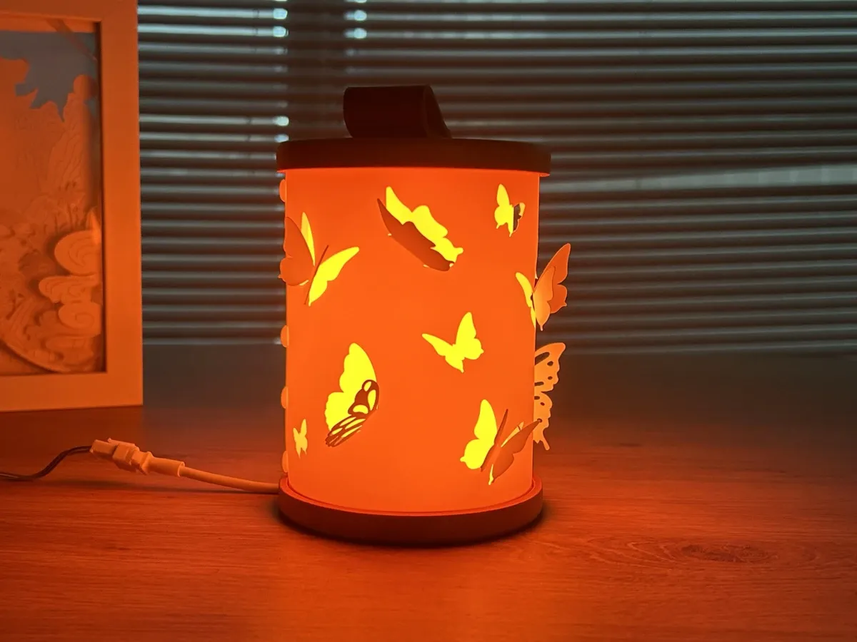 Lampe de table à motif papillons, idée de lampe en bois et déco lumineuse