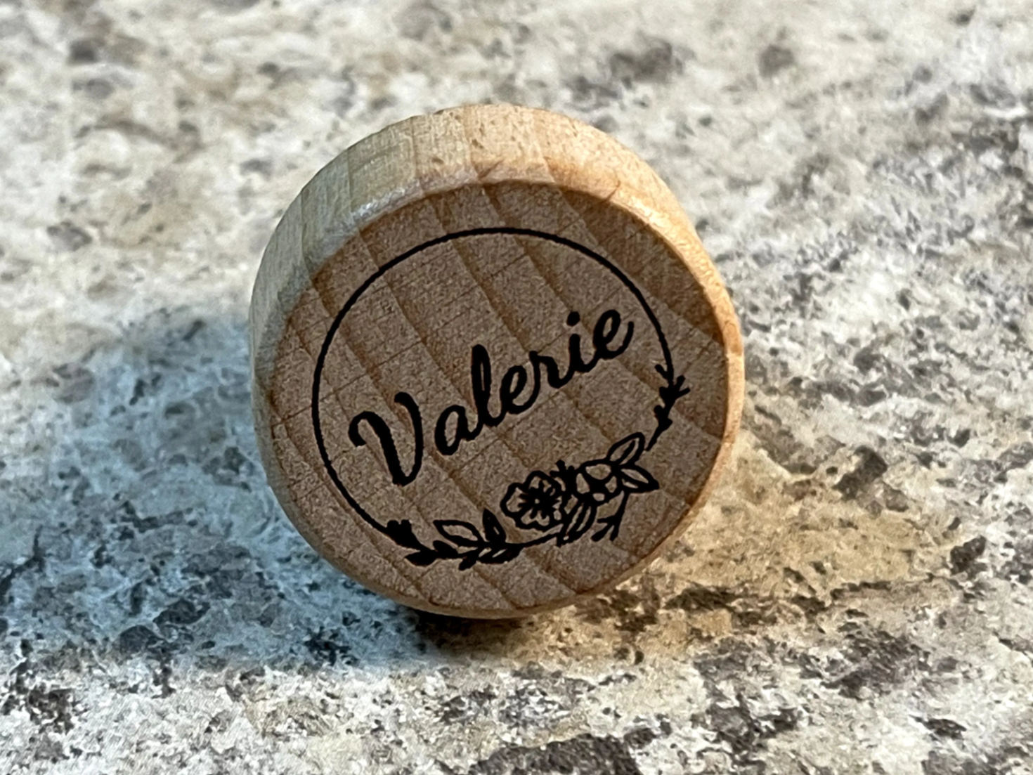 Personalized Wine Corks / Wine Stopper with Name and Floral Design mother's day gift design
