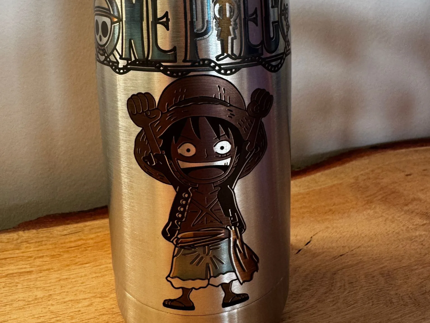 Stainless steel water bottle engraved with young Luffy and One Piece logo gift idea