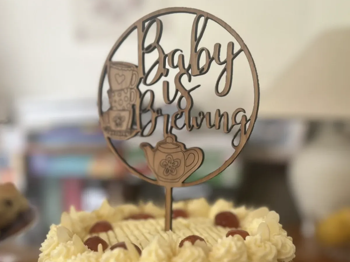 「Baby Is Brewing」ケーキトッパーの赤ちゃん向けギフトデザイン