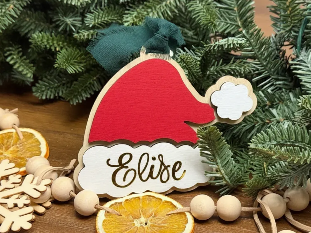 Personalized Laser Cut Wooden Christmas Hat Ornament with Gold Foil – personalizirana zasnova božičnega okraska