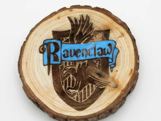 Laserowo grawerowany krążek Ravenclaw z kolorową wstęgą ozdoba choinkowa z drewna