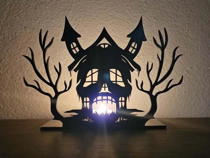 Świecznik w kształcie nawiedzonego domu, pomysł na dekorację Halloween