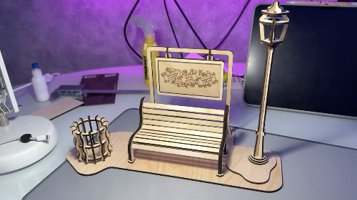 [Laser cut and engrave] Drewniany laserowo wycinany model ławki z latarnią i koszem na śmieci
